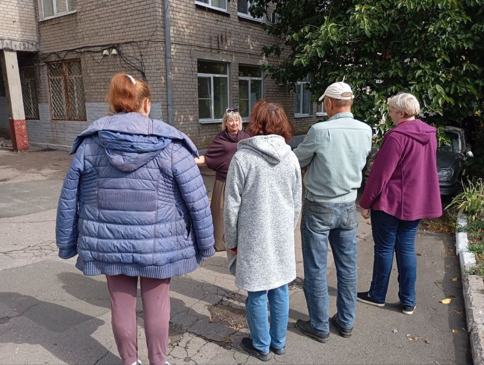 Сегодня, 12 марта, руководитель Управы Ворошиловского внутригородского района Администрации городского округа Донецк Копылова Татьяна и депутат Донецкого Городского совета Либерман Эдуард провели встречу с населением Сегодня, 12 марта, руководитель Управы Ворошиловского внутригородского района Администрации городского округа Донецк Копылова Татьяна и депутат Донецкого Городского совета Либерман Эдуард провели встречу с населением