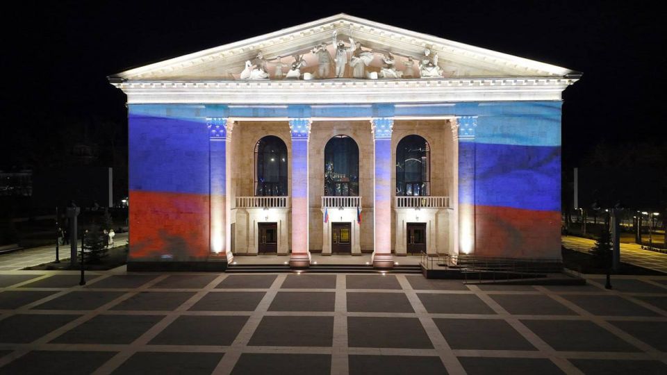 Петербургские строители установили современные проекторы на фасадах Мариупольского драматического театра - по шесть устройств с каждой стороны, спереди и сзади здания