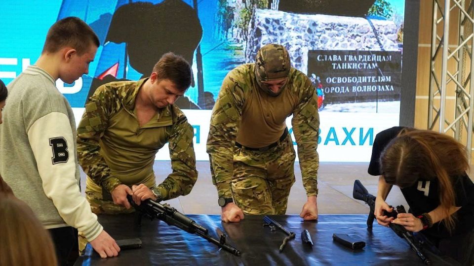 Подвиг во имя Отечества. 11 марта в День освобождения города Волноваха в Доме молодёжи прошёл комплекс памятных мероприятий, в котором приняли участие школьники образовательных учреждений города Подвиг во имя Отечества. 11 марта в День освобождения города Волноваха в Доме молодёжи прошёл комплекс памятных мероприятий, в котором приняли участие школьники образовательных учреждений города