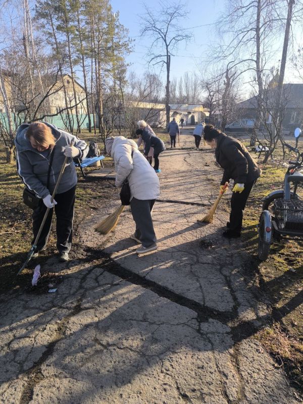 Работники учреждений Ждановки присоединились к акции «Чистый четверг» Работники учреждений Ждановки присоединились к акции «Чистый четверг»