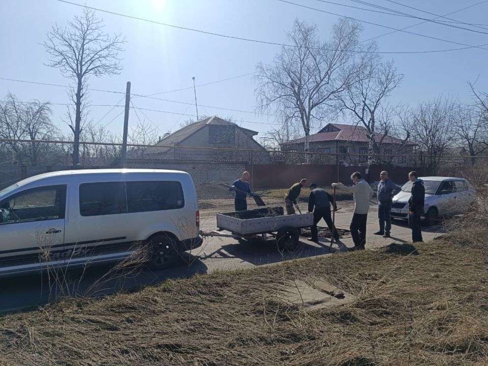 В Ждановке в качестве временных мер произвели подсыпку ям дороги на улице Толбухина В Ждановке в качестве временных мер произвели подсыпку ям дороги на улице Толбухина