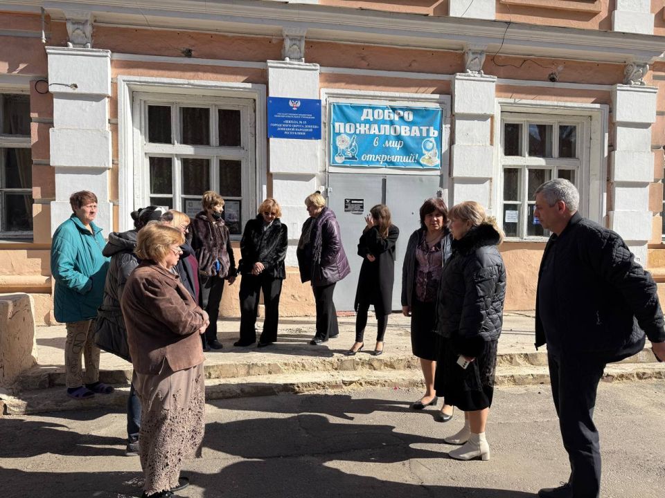 Сегодня, 12 марта, руководитель Управы Ворошиловского внутригородского района Администрации городского округа Донецк Копылова Татьяна и депутат Донецкого Городского совета Либерман Эдуард провели встречу с населением Сегодня, 12 марта, руководитель Управы Ворошиловского внутригородского района Администрации городского округа Донецк Копылова Татьяна и депутат Донецкого Городского совета Либерман Эдуард провели встречу с населением