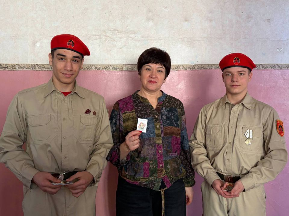 Юнармейцы поздравили любимых учителей! Юнармейцы поздравили любимых учителей!