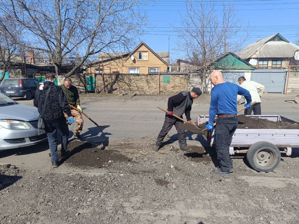 В Ждановке в качестве временных мер произвели подсыпку ям дороги на улице Толбухина В Ждановке в качестве временных мер произвели подсыпку ям дороги на улице Толбухина