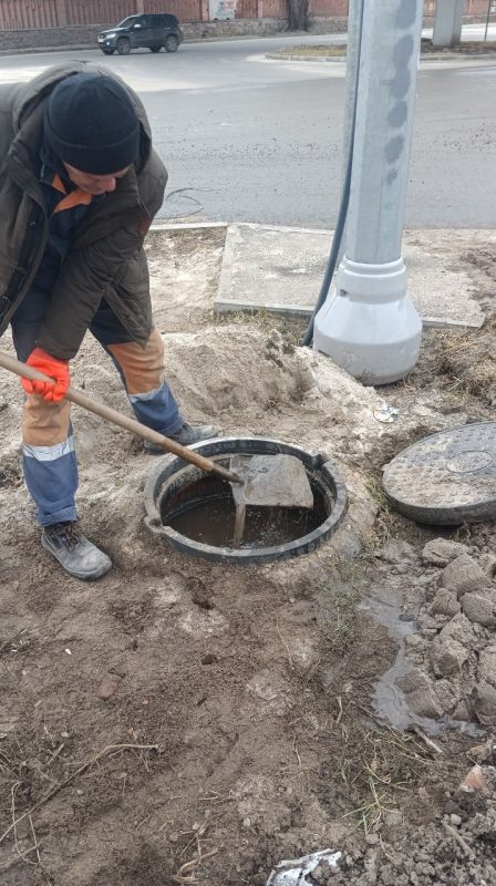 В Мариуполе коммунальщики ведут очистку ливневок В Мариуполе коммунальщики ведут очистку ливневок