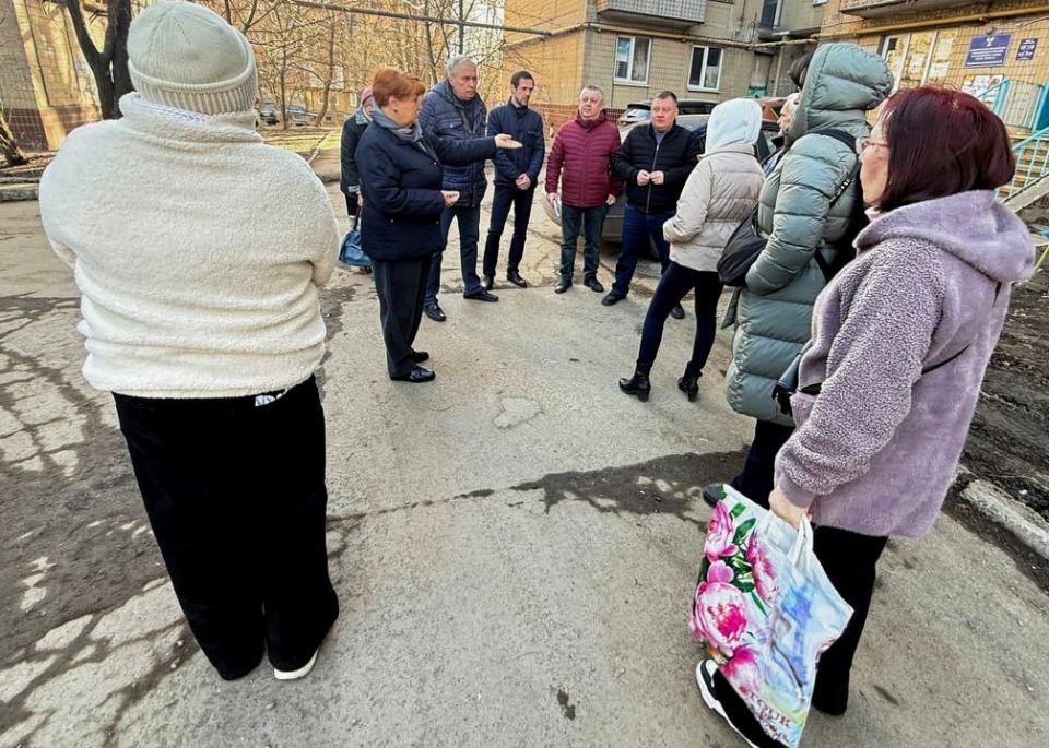Руководитель управы Куйбышевского района Иван Адамец совместно с депутатами Донецкого городского совета Германом Полуниным, Дмитрием Пефтеевым, Валерием Солодовниковым, Эдуардом Момотом и представителями коммунальной сферы... Руководитель управы Куйбышевского района Иван Адамец совместно с депутатами Донецкого городского совета Германом Полуниным, Дмитрием Пефтеевым, Валерием Солодовниковым, Эдуардом Момотом и представителями коммунальной сферы...