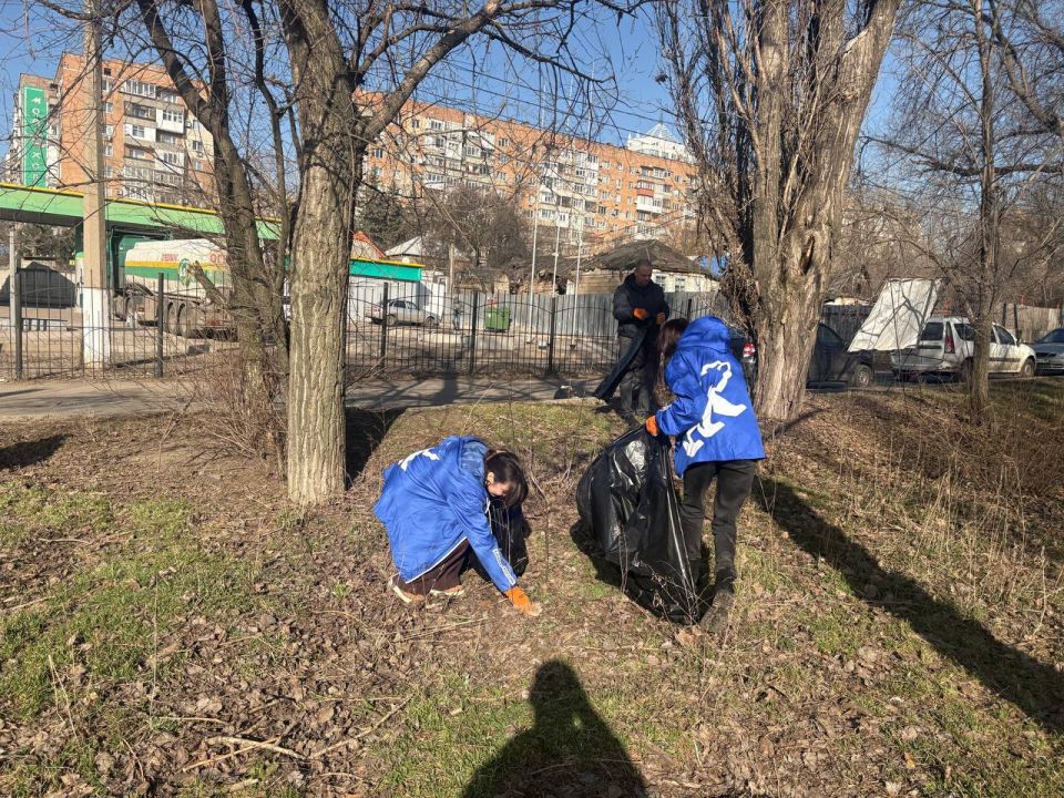 Сегодня в рамках партийного проекта Единой России «Городская среда» в Ворошиловском районе прошла экологическая акция «Чистый четверг» Сегодня в рамках партийного проекта Единой России «Городская среда» в Ворошиловском районе прошла экологическая акция «Чистый четверг»