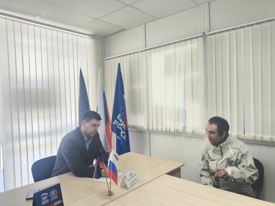 Депутат Народного Совета ДНР Сергей Ярош провёл приём в общественной приёмной Амвросиевского местного отделения Всероссийской политической партии «Единая Россия» Депутат Народного Совета ДНР Сергей Ярош провёл приём в общественной приёмной Амвросиевского местного отделения Всероссийской политической партии «Единая Россия»