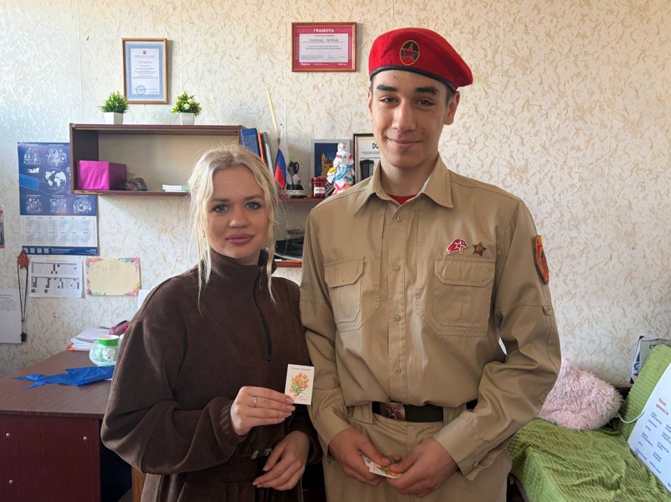 Юнармейцы поздравили любимых учителей! Юнармейцы поздравили любимых учителей!