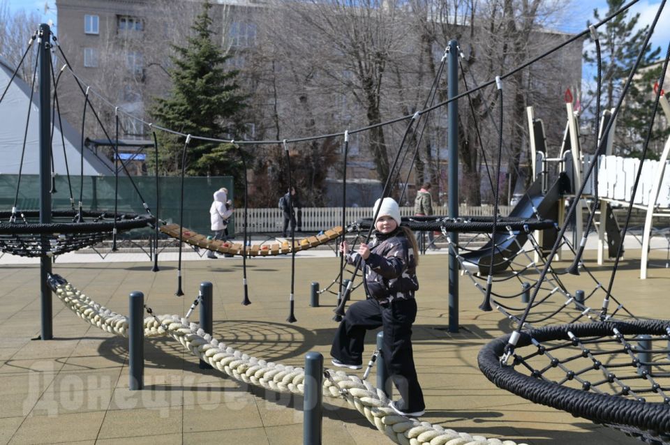 "Кому она нужна?": новая площадка на бульваре Пушкина в Донецке пользуется спросом и в будни