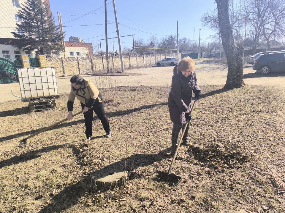 Сегодня, 12 марта, в Червоногвардейском районе предприятия, учреждения и организации продолжают наводить порядок на улицах и прилегающих территориях в рамках партийного проекта Единой России «Городская среда» Сегодня, 12 марта, в Червоногвардейском районе предприятия, учреждения и организации продолжают наводить порядок на улицах и прилегающих территориях в рамках партийного проекта Единой России «Городская среда»