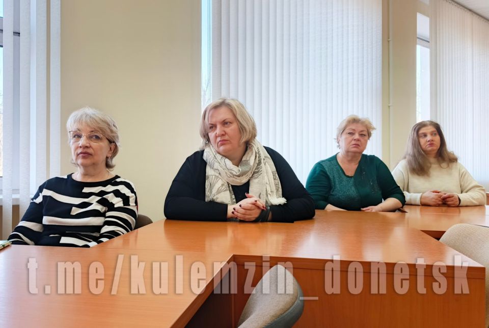 Сегодня заместитель главы администрации г.о. Донецк вместе с финалистом кадрового конкурса «ДОНБАСС. СВОи Герои» Василием Олефировым встретились с руководителями учреждений дополнительного образования Сегодня заместитель главы администрации г.о. Донецк вместе с финалистом кадрового конкурса «ДОНБАСС. СВОи Герои» Василием Олефировым встретились с руководителями учреждений дополнительного образования
