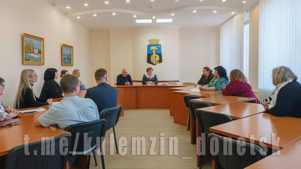 Сегодня заместитель главы администрации г.о. Донецк вместе с финалистом кадрового конкурса «ДОНБАСС. СВОи Герои» Василием Олефировым встретились с руководителями учреждений дополнительного образования Сегодня заместитель главы администрации г.о. Донецк вместе с финалистом кадрового конкурса «ДОНБАСС. СВОи Герои» Василием Олефировым встретились с руководителями учреждений дополнительного образования