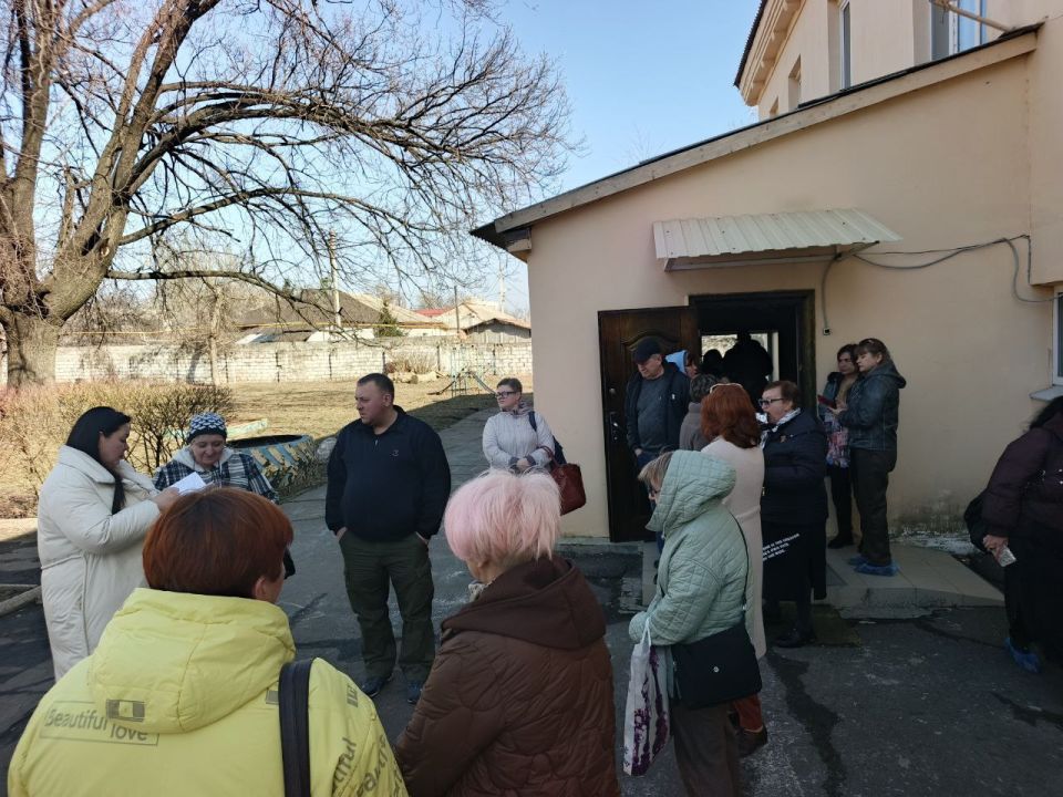 Сегодня в нашем офисе Шишкина Елена Николаевна — депутат Народного Совета Донецкой Народной Республики — провела важную встречу и личный приём граждан по личным вопросам Сегодня в нашем офисе Шишкина Елена Николаевна — депутат Народного Совета Донецкой Народной Республики — провела важную встречу и личный приём граждан по личным вопросам