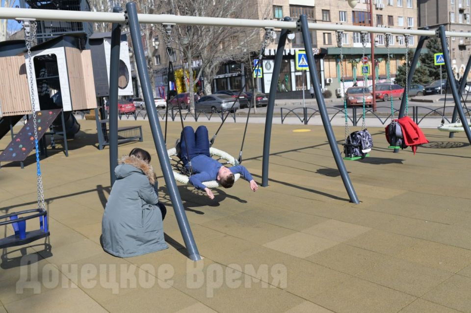 "Кому она нужна?": новая площадка на бульваре Пушкина в Донецке пользуется спросом и в будни "Кому она нужна?": новая площадка на бульваре Пушкина в Донецке пользуется спросом и в будни
