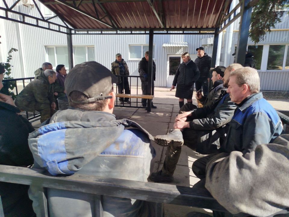 По поручению Главы ДНР Дениса Пушилина под эгидой Единой России проводятся встречи с населением для выявления проблемных вопросов на подведомственной территории По поручению Главы ДНР Дениса Пушилина под эгидой Единой России проводятся встречи с населением для выявления проблемных вопросов на подведомственной территории