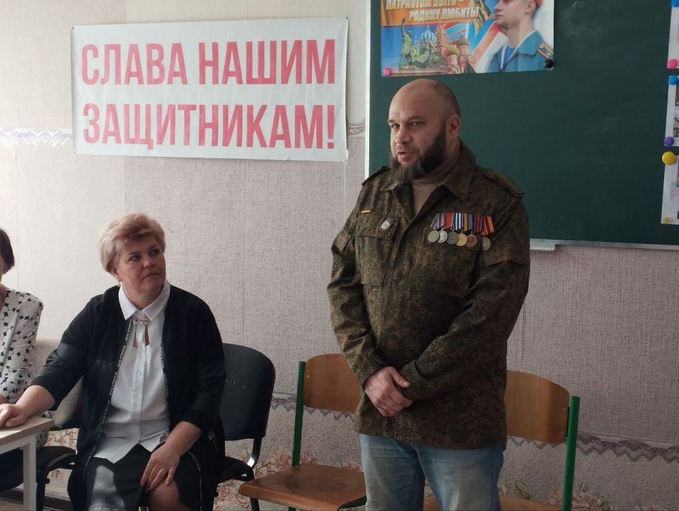 Ветеран-защитник Отечества провел урок мужества для студентов Донецка Ветеран-защитник Отечества провел урок мужества для студентов Донецка