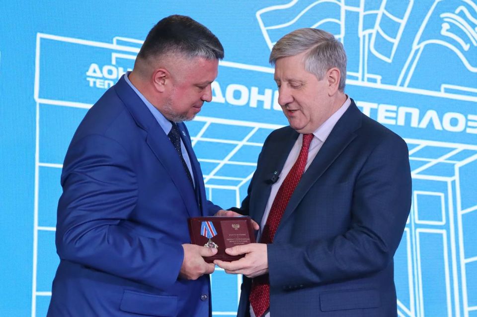 Андрей Чертков: Поздравил с наступающим профессиональным праздником наших коммунальщиков – работников «Донбасстеплоэнерго» Андрей Чертков: Поздравил с наступающим профессиональным праздником наших коммунальщиков – работников «Донбасстеплоэнерго»