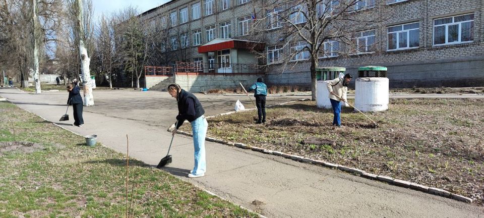 Студенты и сотрудники средних специальных учебных заведений приняли участие в санитарном дне Студенты и сотрудники средних специальных учебных заведений приняли участие в санитарном дне
