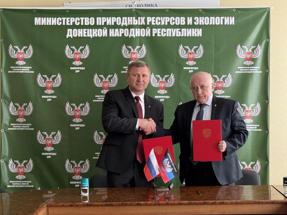 Сегодня подписал Соглашение о сотрудничестве и взаимодействии с генеральным директором НП Парламентский центр «Комплексная безопасность Отечества» Сергеем Харьковым Сегодня подписал Соглашение о сотрудничестве и взаимодействии с генеральным директором НП Парламентский центр «Комплексная безопасность Отечества» Сергеем Харьковым