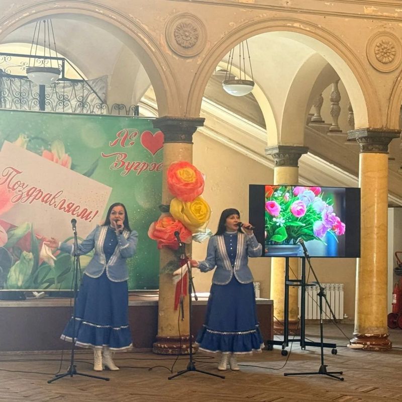 13 марта в Зугрэсском городском Дворце культуры чествовали работников ЖКХ и бытового обслуживания населения 13 марта в Зугрэсском городском Дворце культуры чествовали работников ЖКХ и бытового обслуживания населения