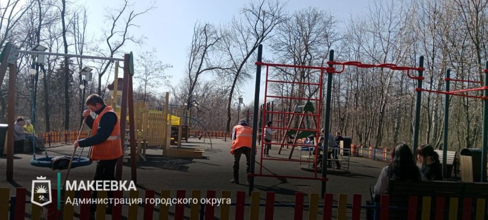 В Макеевке продолжается регулярная уборка детских площадок В Макеевке продолжается регулярная уборка детских площадок
