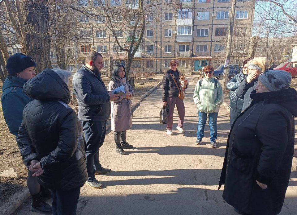 Продолжаются сходы с жителями Ленинского района города Донецка Продолжаются сходы с жителями Ленинского района города Донецка
