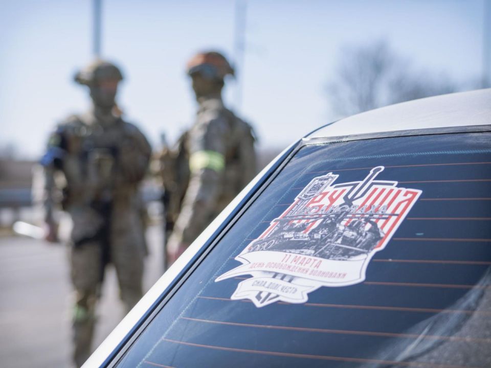 Дружинники в рамках нацпроекта «Молодежь и дети» вручили автомобилистам наклейки в честь Дня освобождения Волновахи Дружинники в рамках нацпроекта «Молодежь и дети» вручили автомобилистам наклейки в честь Дня освобождения Волновахи