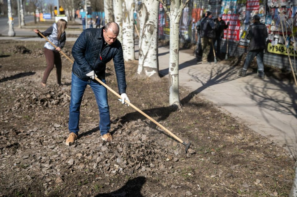 Антон Кольцов: Сегодня провели второй по счету в этом году общегородской субботник Антон Кольцов: Сегодня провели второй по счету в этом году общегородской субботник