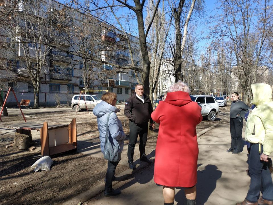 Сегодня, 13.03.2026, заместитель главы администрации городского округа Дебальцево Валерий Иванович Бессараб провел встречу с населением в городе Светлодарск Сегодня, 13.03.2026, заместитель главы администрации городского округа Дебальцево Валерий Иванович Бессараб провел встречу с населением в городе Светлодарск