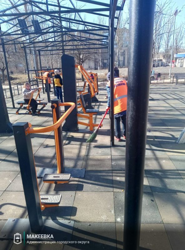 В Макеевке продолжается регулярная уборка детских площадок В Макеевке продолжается регулярная уборка детских площадок