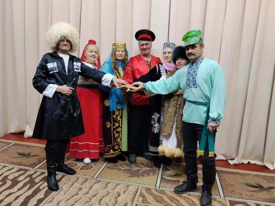В рамках мероприятий, посвященных Году единства народов России в МБУ "Клуб "Комсомолец" г.о. Торез" провели познавательный час "Показ нарядов разных народов России" В рамках мероприятий, посвященных Году единства народов России в МБУ "Клуб "Комсомолец" г.о. Торез" провели познавательный час "Показ нарядов разных народов России"