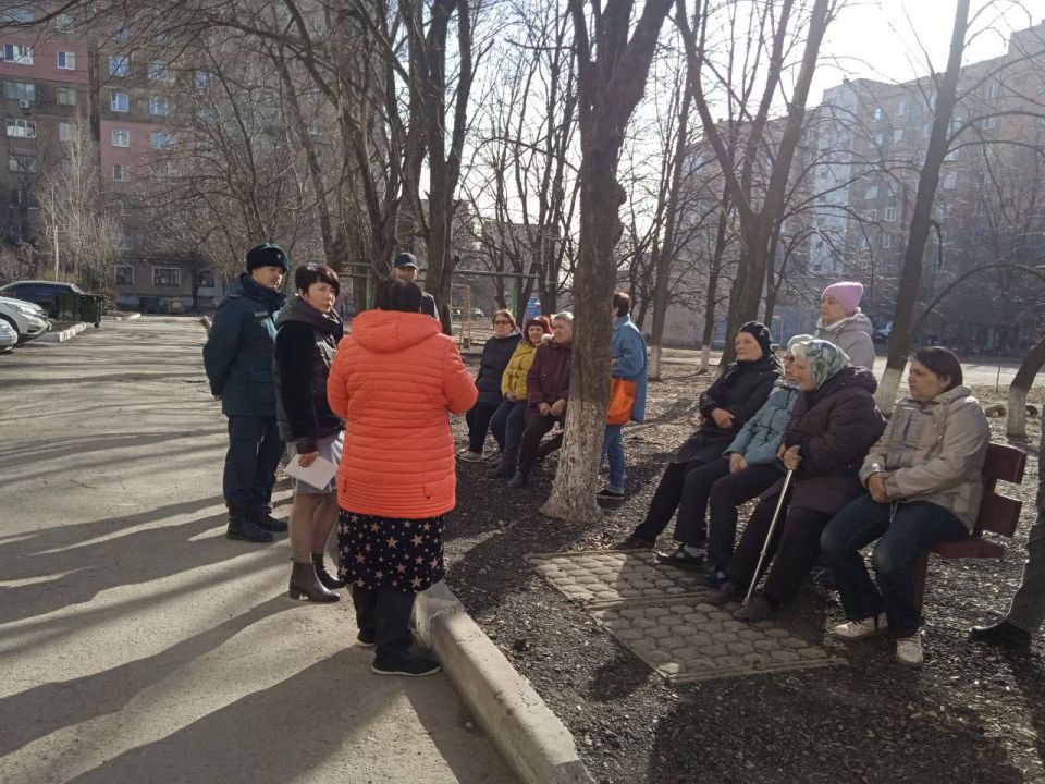 Заместитель руководителя Управы Горняцкого внутригородского района Администрации городского округа Макеевка Октябрина Иваненко провела встречу с населением на подведомственной территории по адресу: г. Макеевка, м-н Зеленый... Заместитель руководителя Управы Горняцкого внутригородского района Администрации городского округа Макеевка Октябрина Иваненко провела встречу с населением на подведомственной территории по адресу: г. Макеевка, м-н Зеленый...