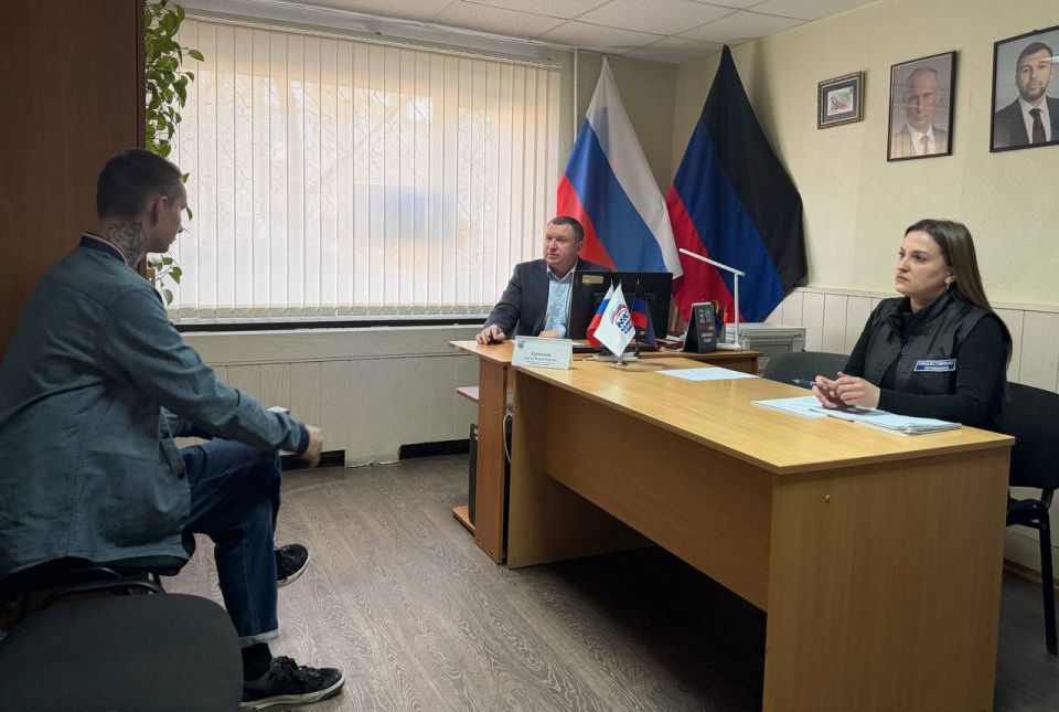 Приём граждан в общественной приёмной партии "Единая Россия" города Снежное Приём граждан в общественной приёмной партии "Единая Россия" города Снежное