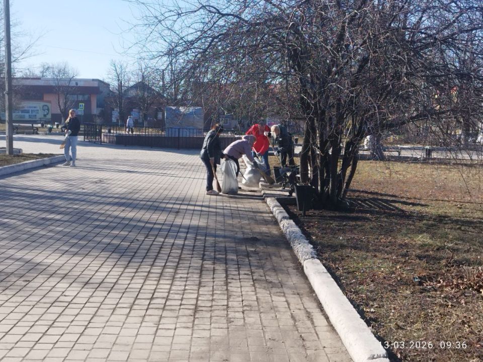 Сегодня в городском округе Дебальцево по партийному проекту "Чистая страна" прошёл экологический субботник, посвящённый уборке Центральной площади города и прилегающей территории Сегодня в городском округе Дебальцево по партийному проекту "Чистая страна" прошёл экологический субботник, посвящённый уборке Центральной площади города и прилегающей территории