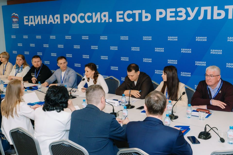 Работа круглых столов. На форуме работали шесть тематических круглых столов, где участники вырабатывали предложения для обновления народной программы: «Мой дом, мой двор, мой город: комфорт для каждого», «Дороги, которые нас... Работа круглых столов. На форуме работали шесть тематических круглых столов, где участники вырабатывали предложения для обновления народной программы: «Мой дом, мой двор, мой город: комфорт для каждого», «Дороги, которые нас...
