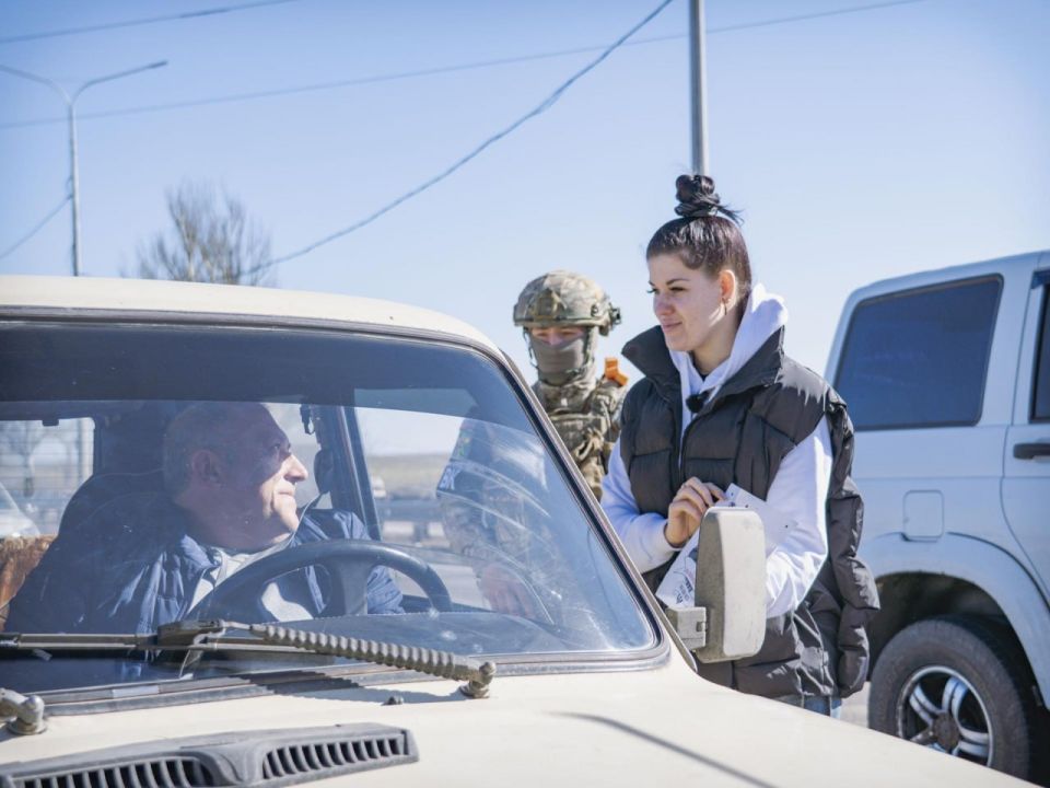 Дружинники в рамках нацпроекта «Молодежь и дети» вручили автомобилистам наклейки в честь Дня освобождения Волновахи Дружинники в рамках нацпроекта «Молодежь и дети» вручили автомобилистам наклейки в честь Дня освобождения Волновахи