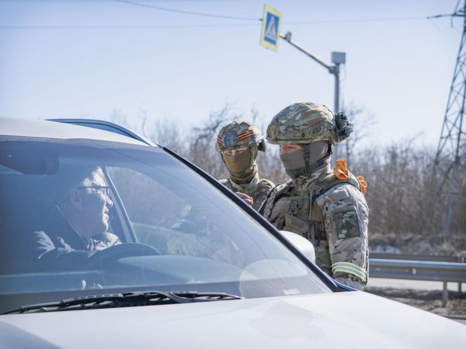 Дружинники в рамках нацпроекта «Молодежь и дети» вручили автомобилистам наклейки в честь Дня освобождения Волновахи Дружинники в рамках нацпроекта «Молодежь и дети» вручили автомобилистам наклейки в честь Дня освобождения Волновахи