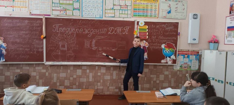 По партпроекту Единой России "Безопасные дороги" юные инспекторы движения Снежного поздравили женщин и отметили 53-й день рождения отрядов По партпроекту Единой России "Безопасные дороги" юные инспекторы движения Снежного поздравили женщин и отметили 53-й день рождения отрядов