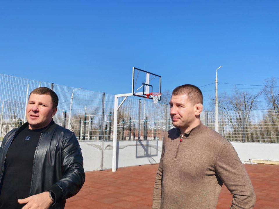 Министр спорта и туризма ДНР проверил ход восстановительных и ремонтных работ на ключевых спортивных объектах Донецка и Мариуполя Министр спорта и туризма ДНР проверил ход восстановительных и ремонтных работ на ключевых спортивных объектах Донецка и Мариуполя