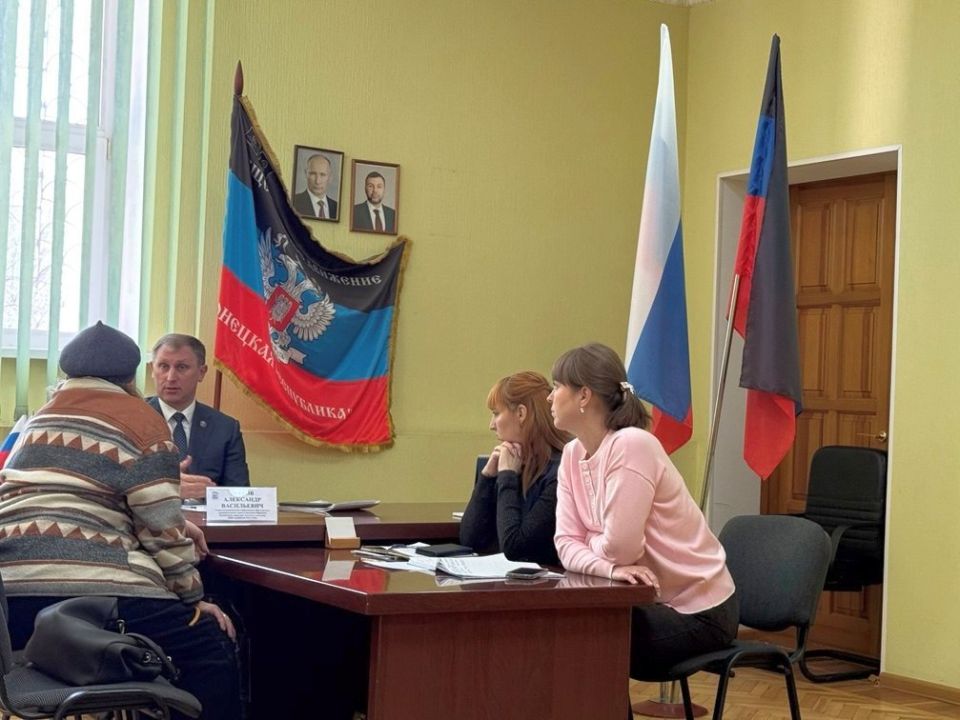 Александр Шатов: Прием граждан в общественной приемной «Единой России» Александр Шатов: Прием граждан в общественной приемной «Единой России»