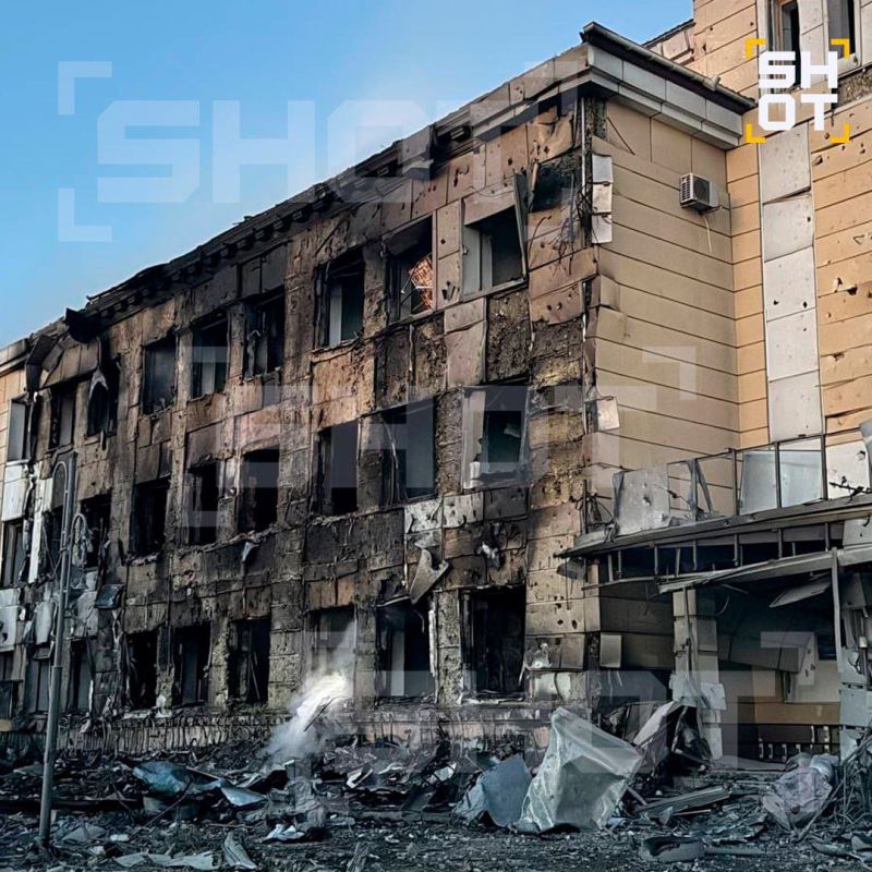 Кадры из ДНР, где ВСУ ударили по госпиталю, публикует SHOT Кадры из ДНР, где ВСУ ударили по госпиталю, публикует SHOT