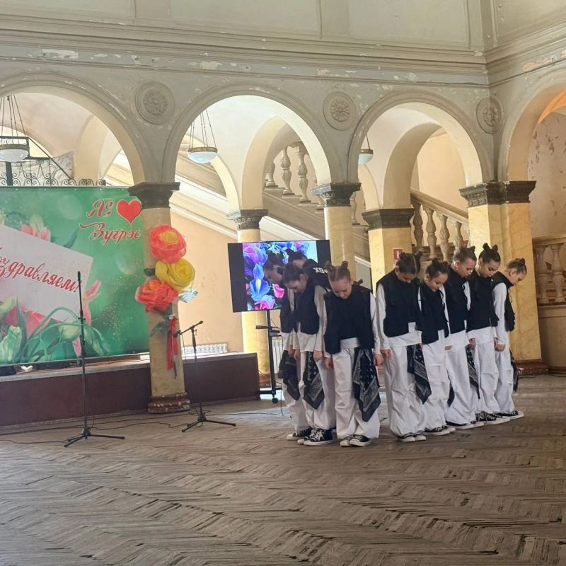 13 марта в Зугрэсском городском Дворце культуры чествовали работников ЖКХ и бытового обслуживания населения 13 марта в Зугрэсском городском Дворце культуры чествовали работников ЖКХ и бытового обслуживания населения