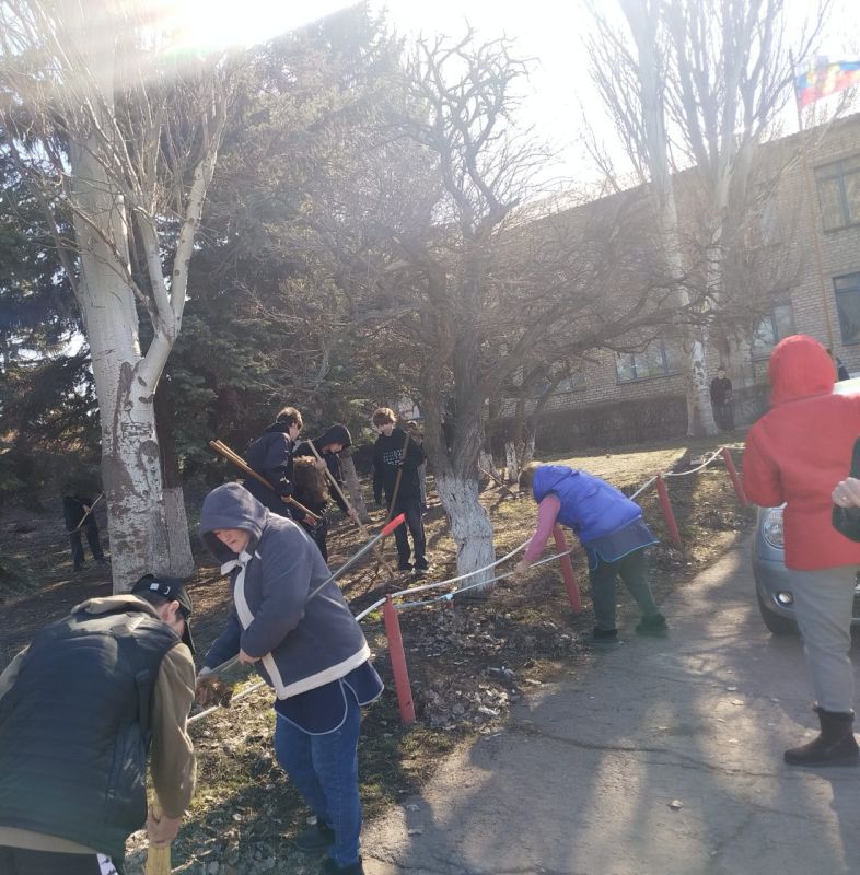 Студенты и сотрудники средних специальных учебных заведений приняли участие в санитарном дне Студенты и сотрудники средних специальных учебных заведений приняли участие в санитарном дне