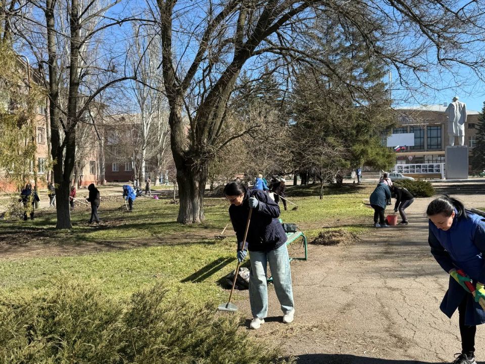 Сегодня врип главы муниципального образования Старобешевский муниципальный округ Алексей Черкашин вместе с жителями поселка Новый Свет принял участие в акции "День чистоты", который прошел по партийному проекту Единой России... Сегодня врип главы муниципального образования Старобешевский муниципальный округ Алексей Черкашин вместе с жителями поселка Новый Свет принял участие в акции "День чистоты", который прошел по партийному проекту Единой России...