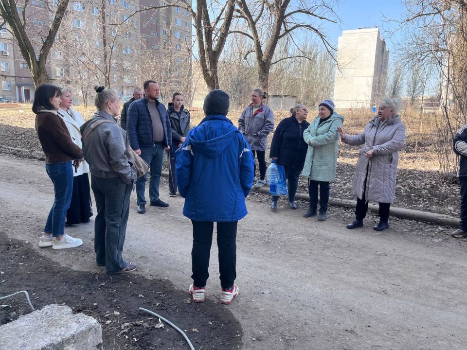 Заместитель главы Администрации муниципального образования городского округа Харцызск Александр Костюченко провел встречу с жителями ул. Заречная Заместитель главы Администрации муниципального образования городского округа Харцызск Александр Костюченко провел встречу с жителями ул. Заречная