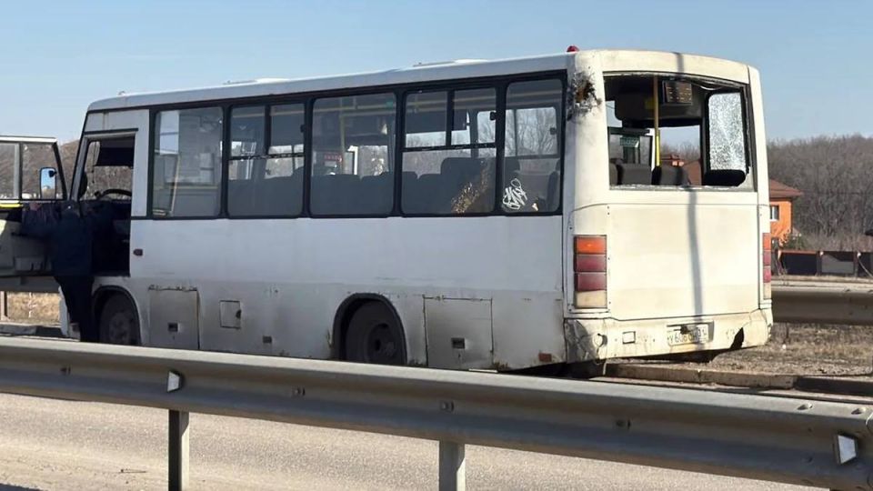 Три человека пострадали при атаке БПЛА на автобус под Белгородом Три человека пострадали при атаке БПЛА на автобус под Белгородом