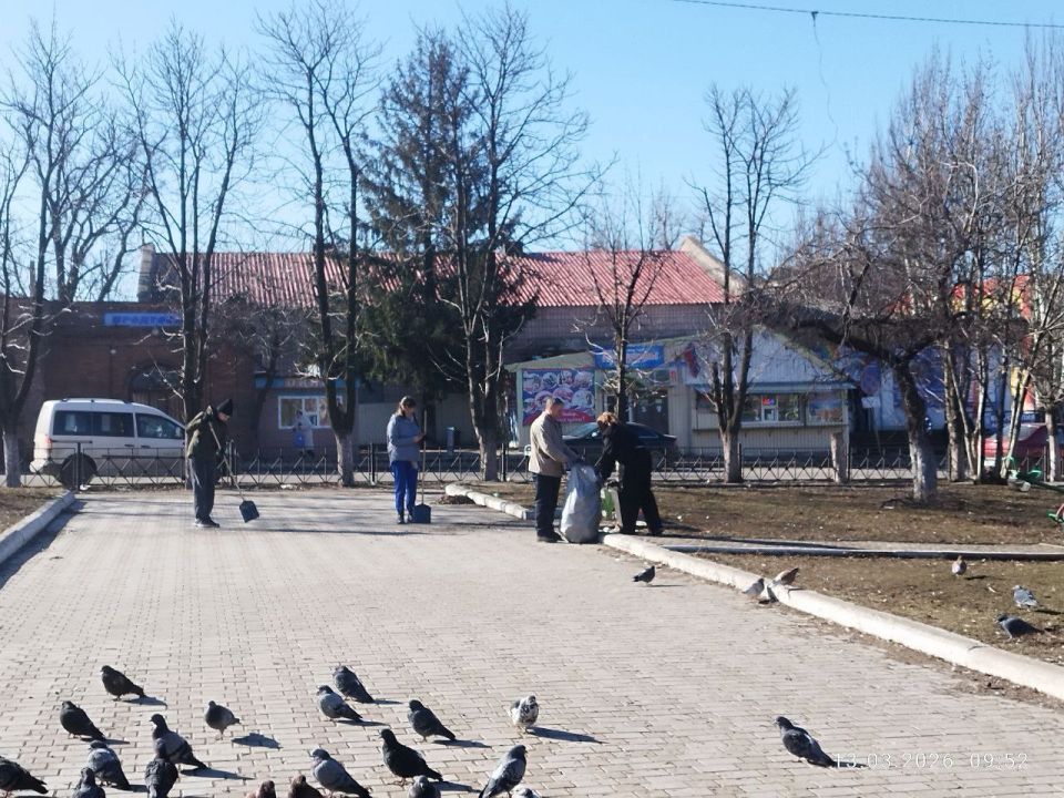 Сегодня в городском округе Дебальцево по партийному проекту "Чистая страна" прошёл экологический субботник, посвящённый уборке Центральной площади города и прилегающей территории Сегодня в городском округе Дебальцево по партийному проекту "Чистая страна" прошёл экологический субботник, посвящённый уборке Центральной площади города и прилегающей территории