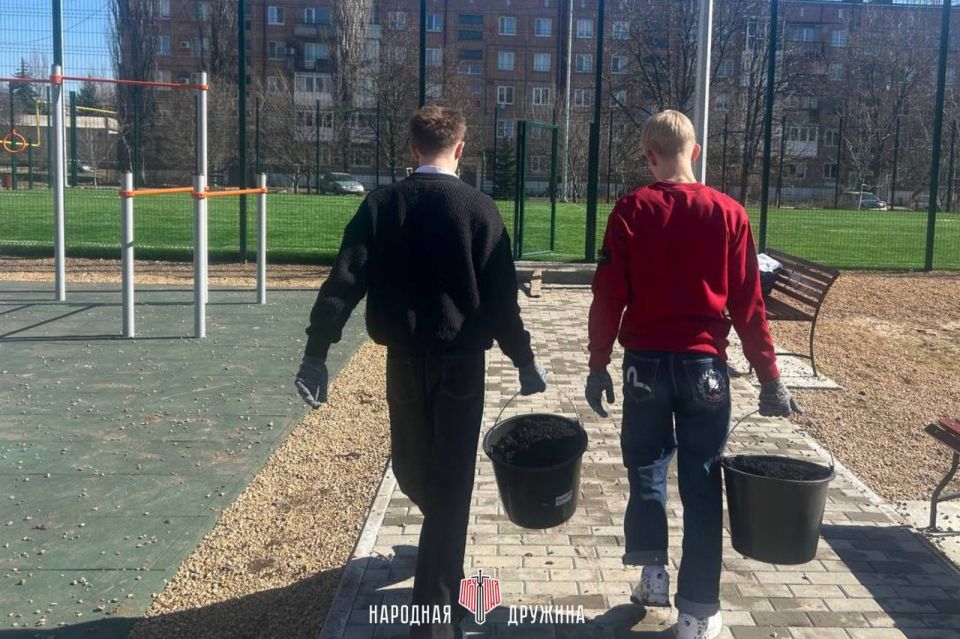 Вместо слов — дело!. Дружинники Ждановки оказали помощь в благоустройстве футбольного поля Вместо слов — дело!. Дружинники Ждановки оказали помощь в благоустройстве футбольного поля