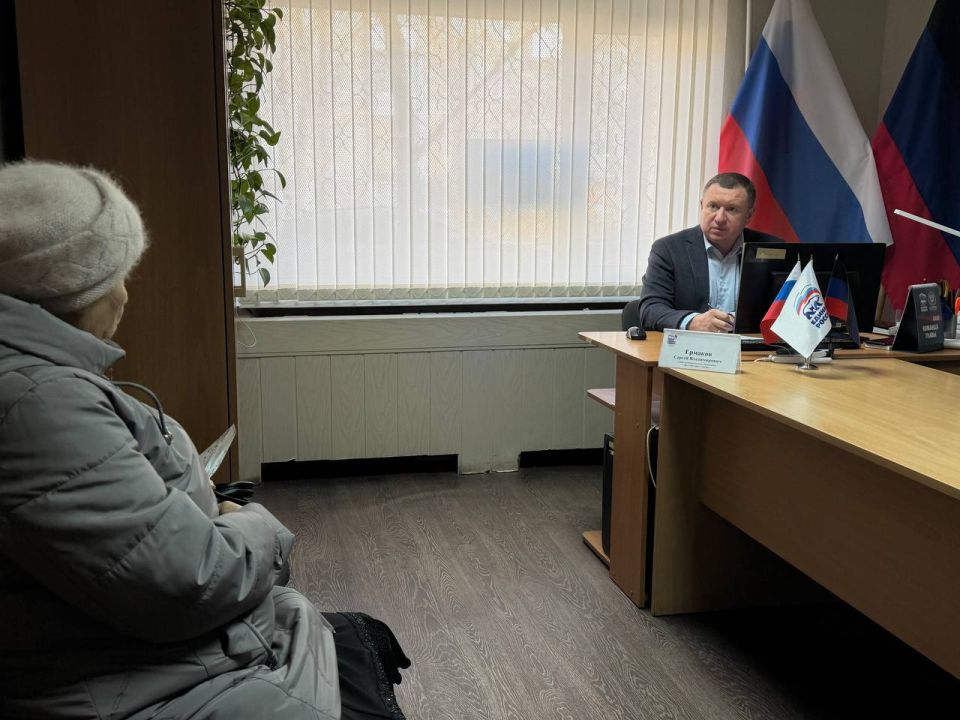 Приём граждан в общественной приёмной партии "Единая Россия" города Снежное Приём граждан в общественной приёмной партии "Единая Россия" города Снежное